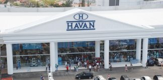 RH vagas: Fachada de uma loja Havan vista do alto, com carros estacionados na frente