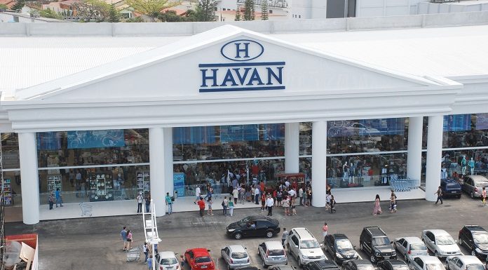 RH vagas: Fachada de uma loja Havan vista do alto, com carros estacionados na frente