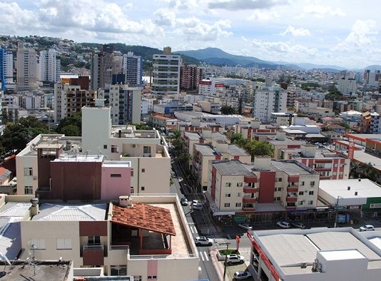 Prorrogado o prazo para isenção do IPTU em São José visão geral e superior de prédios e casas da cidade em bairro adensado