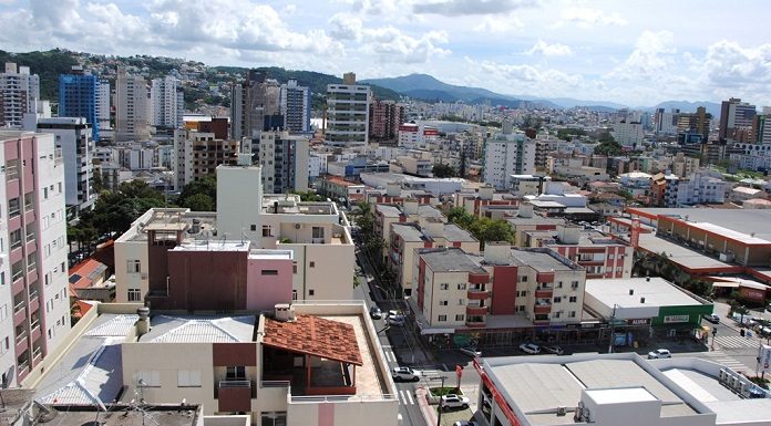 visão geral e superior de prédios e casas da cidade em bairro adensado