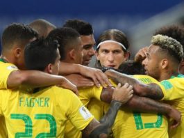 Falta um líder Jogadores da seleção, usando uniforme, se abraçam em grupo