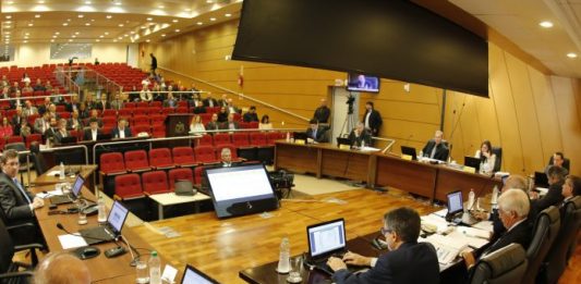 TCE recomenda aprovação das contas de 2017 do governo estadual grande auditório com bancada retangular à frente onde sentam os conselheiros com computadores à frente