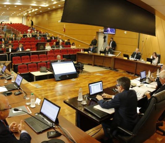 TCE recomenda aprovação das contas de 2017 do governo estadual grande auditório com bancada retangular à frente onde sentam os conselheiros com computadores à frente