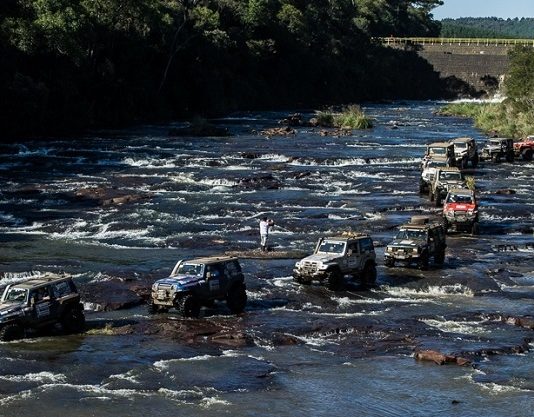 Transcatarina 10 anos: josefense estará presente em edição comemorativa Comboio de jipes cruzando um rio em fila