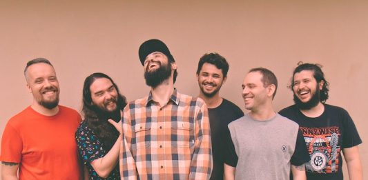 homens posam para a câmera sorridentes