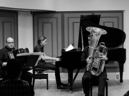 foto em preto e branco mostrando três músicos em um estúdio tocando gaita, piano e trombone
