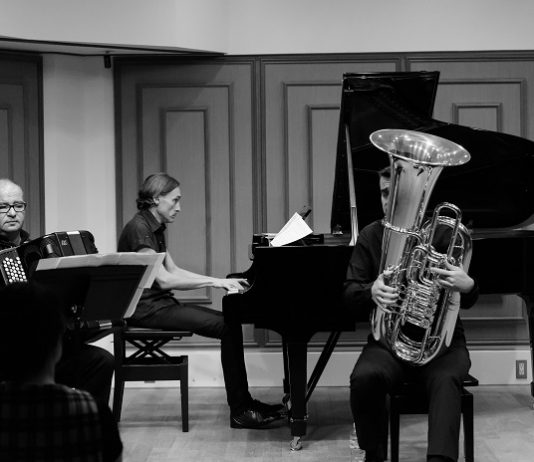 foto em preto e branco mostrando três músicos em um estúdio tocando gaita, piano e trombone