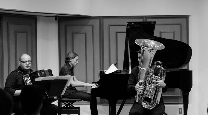 foto em preto e branco mostrando três músicos em um estúdio tocando gaita, piano e trombone