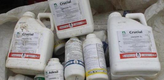 Câmara dos Deputados aprova facilitação de agrotóxicos; como votaram os deputados de SC pilha de embalagens de agrotóxicos onde há vários escritos nos vasilhames e símbolos de caveira