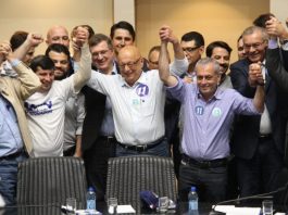 PP lança Amin ao governo de Santa Catarina alguns homens de mão dadas e levantadas, com muitos outros atrás; amin ao centro