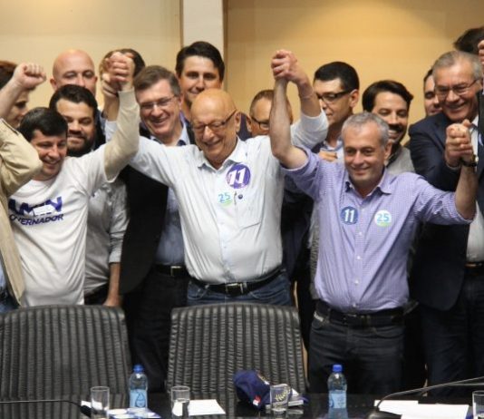 PP lança Amin ao governo de Santa Catarina alguns homens de mão dadas e levantadas, com muitos outros atrás; amin ao centro