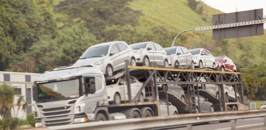 Greve dos caminhoneiros fez indústria ter maior queda desde 2008 caminhão cegonha carregado cruza em velocidade uma estrada
