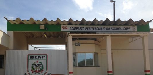 Mais prisões? Fachada do portão principal de um centro prisional, com os logos do Deap