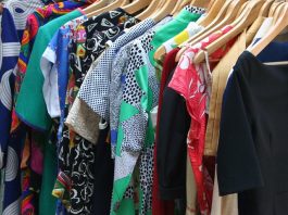 Projeto de moda envolve cultura, memória e criação diversas peças de roupas penduradas juntas em cabideiro