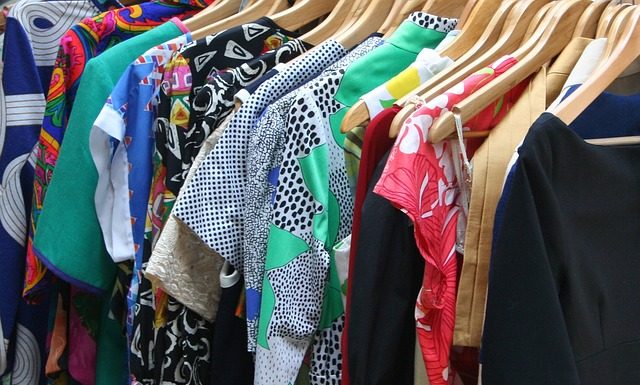 diversas peças de roupas penduradas juntas em cabideiro