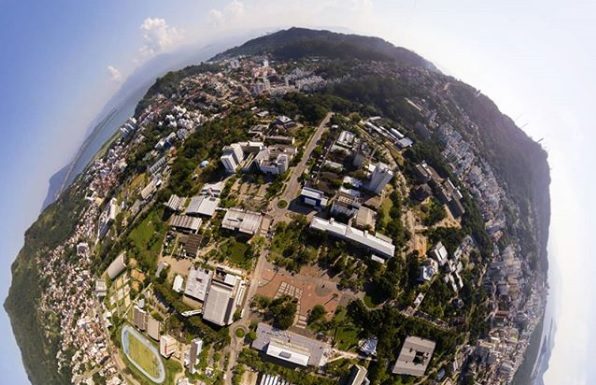 foto aérea distorcida com técnica focal que faz com que o chão pareça redondo, mostrando o campus da ufsc