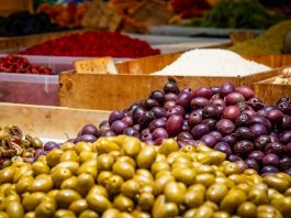 frutas e legumes de cores variadas dispostos em pilhas lado a lado