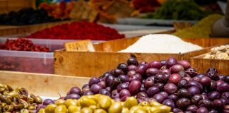 frutas e legumes de cores variadas dispostos em pilhas lado a lado