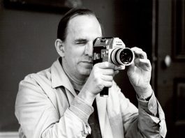 Mostra de Ingmar Bergman em seu centenário no Paradigma ingmar segurando uma câmera