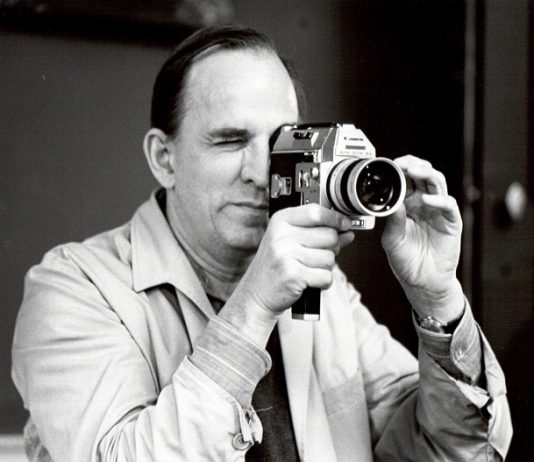 ingmar segurando uma câmera