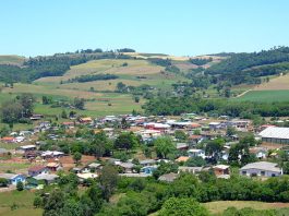 vila rural vista de cima com montanha ao redor
