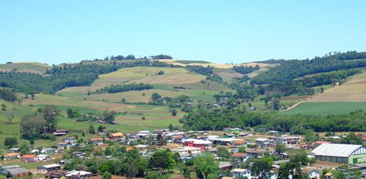 vila rural vista de cima com montanha ao redor