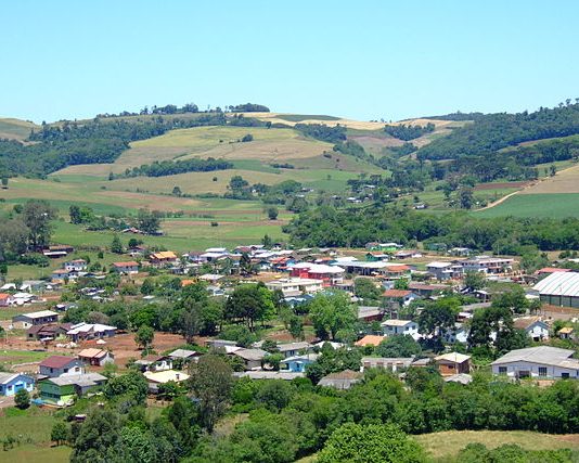 vila rural vista de cima com montanha ao redor