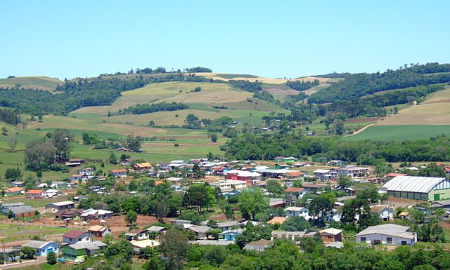 vila rural vista de cima com montanha ao redor