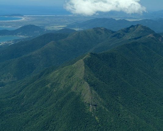 Seminário do maior parque de SC aborda educação e cooperação ambiental grande montanhas verdes vistas do alto