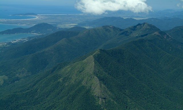 grande montanhas verdes vistas do alto