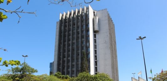 Associação dos magistrados defende a criação de 462 cargos prédio do tribunal de justiça visto do nível da rua, onde há árvores na frente