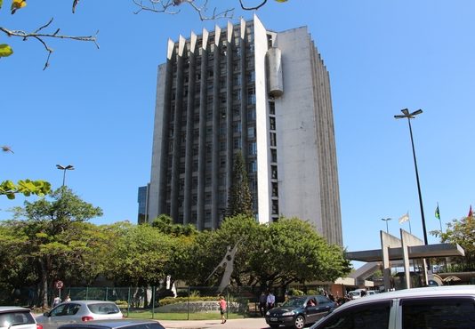 Associação dos magistrados defende a criação de 462 cargos prédio do tribunal de justiça visto do nível da rua, onde há árvores na frente