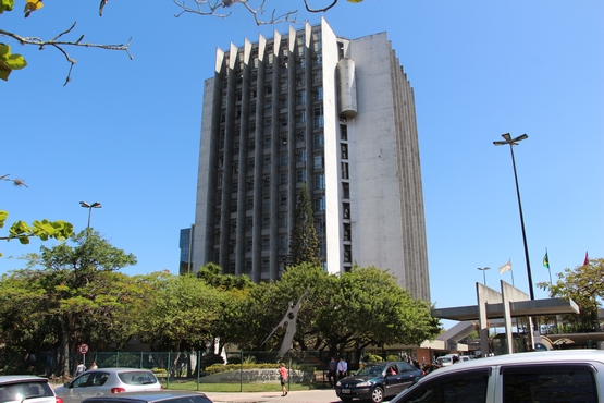 prédio do tribunal de justiça visto do nível da rua, onde há árvores na frente