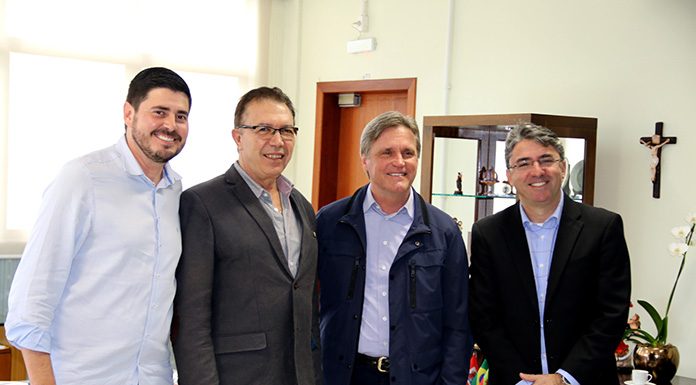 quatro homens posam sorridentes para foto: schlemper, orvino, berger e sanderson