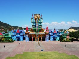 castelo colorido de entrada do parque