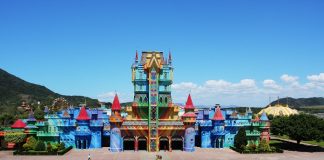castelo colorido de entrada do parque