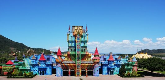 castelo colorido de entrada do parque