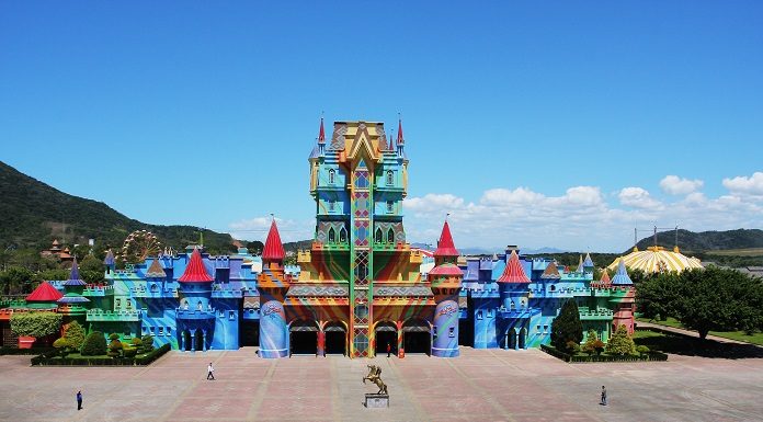 castelo colorido de entrada do parque