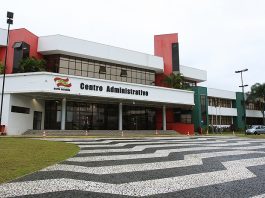 sede do goveno de sc onde se lê na fachada "centro administrativo"