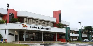 sede do goveno de sc onde se lê na fachada "centro administrativo"