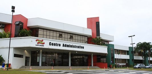 sede do goveno de sc onde se lê na fachada "centro administrativo"