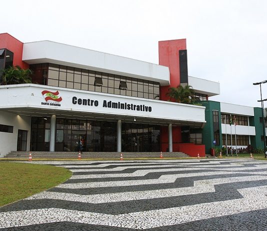 sede do goveno de sc onde se lê na fachada "centro administrativo"