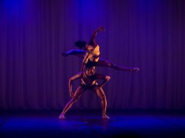 homem e mulher em um palco dançam um sobre o outro