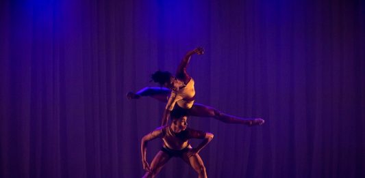 Prêmio Desterro movimenta o cenário da dança homem e mulher em um palco dançam um sobre o outro