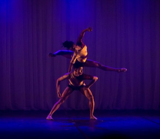 homem e mulher em um palco dançam um sobre o outro