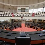 plenário circular da assembleia estadual vazio, visto por trás da mesa diretora, com todas as cadeiras e auditorio vazio