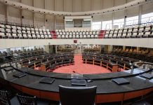 plenário circular da assembleia estadual vazio, visto por trás da mesa diretora, com todas as cadeiras e auditorio vazio