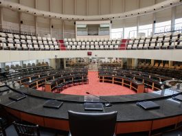 plenário circular da assembleia estadual vazio, visto por trás da mesa diretora, com todas as cadeiras e auditorio vazio