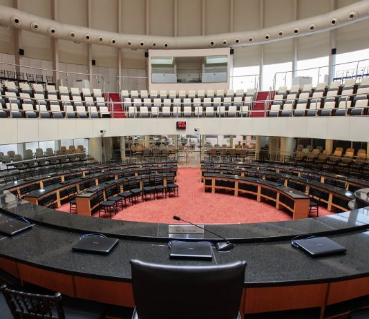 plenário circular da assembleia estadual vazio, visto por trás da mesa diretora, com todas as cadeiras e auditorio vazio