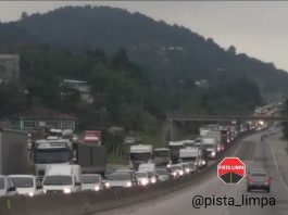 Caminhão tomba no Morro dos Cavalos e bloqueia parte da BR-101 imagem feita no acostamento da rodovia mostrando um sentido livre e o outro completamento congestionado